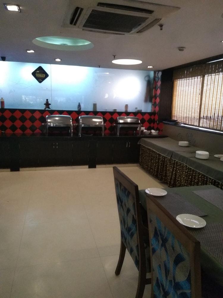 Hotel Rajshree Chandīgarh Buitenkant foto