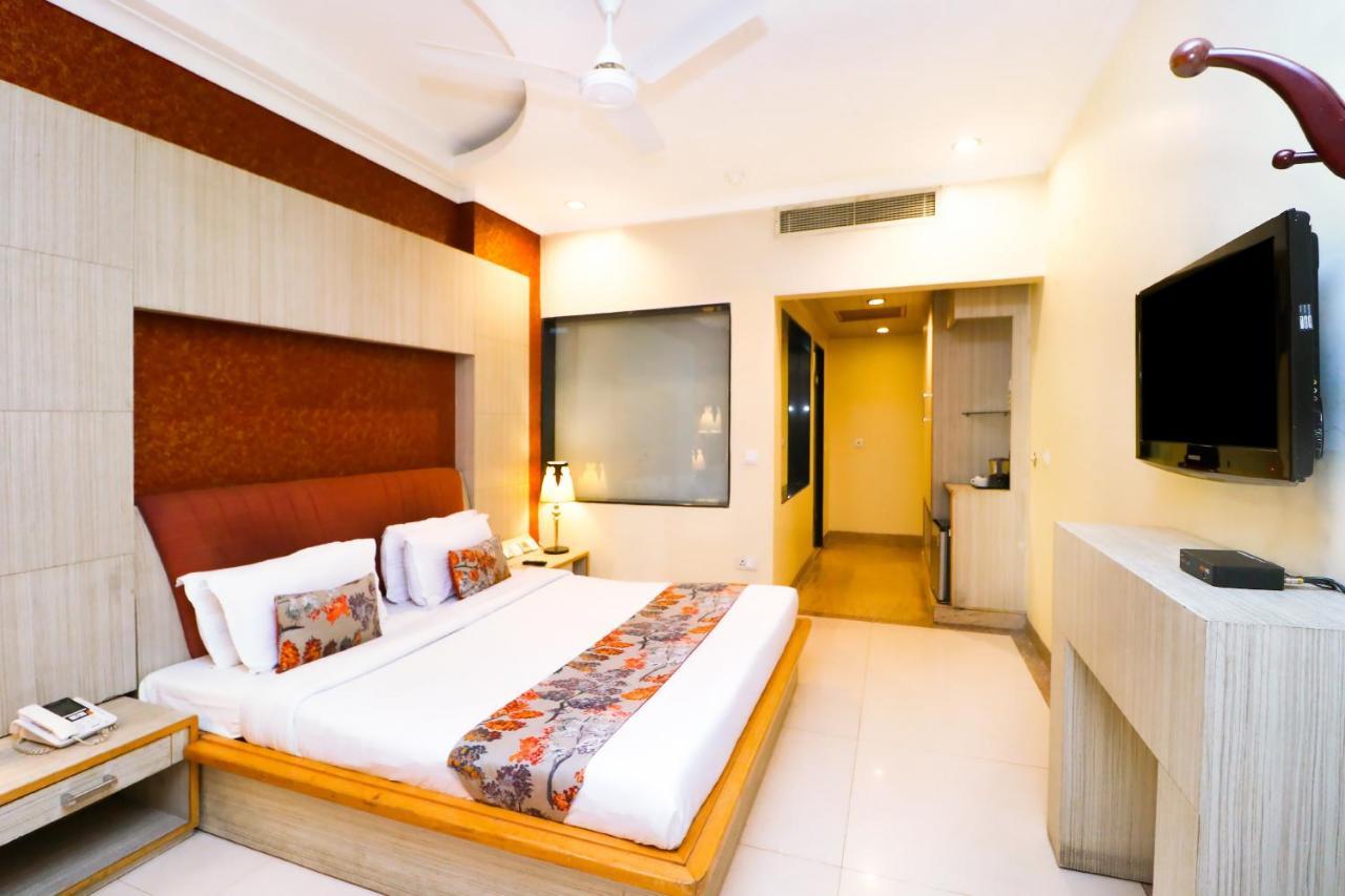 Hotel Rajshree Chandīgarh Buitenkant foto