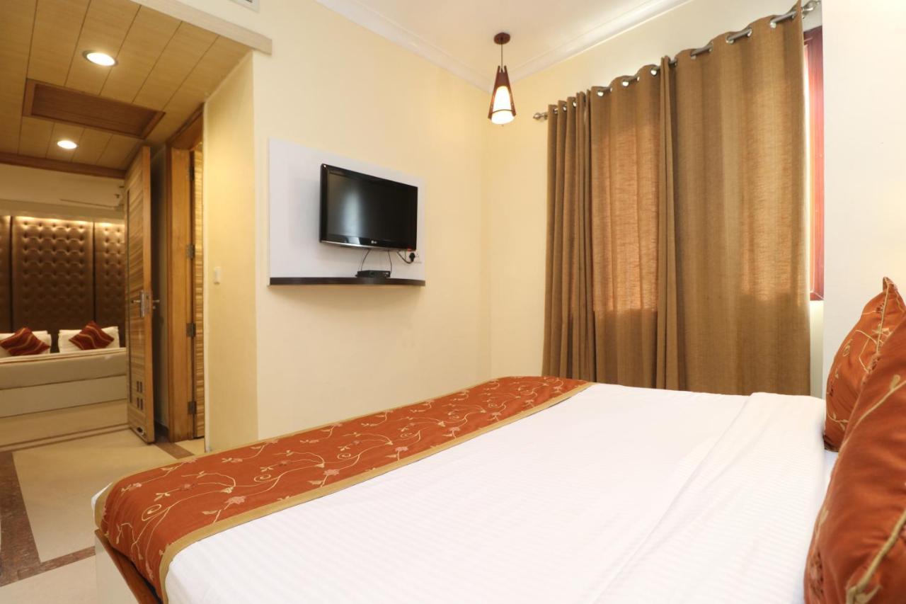 Hotel Rajshree Chandīgarh Buitenkant foto