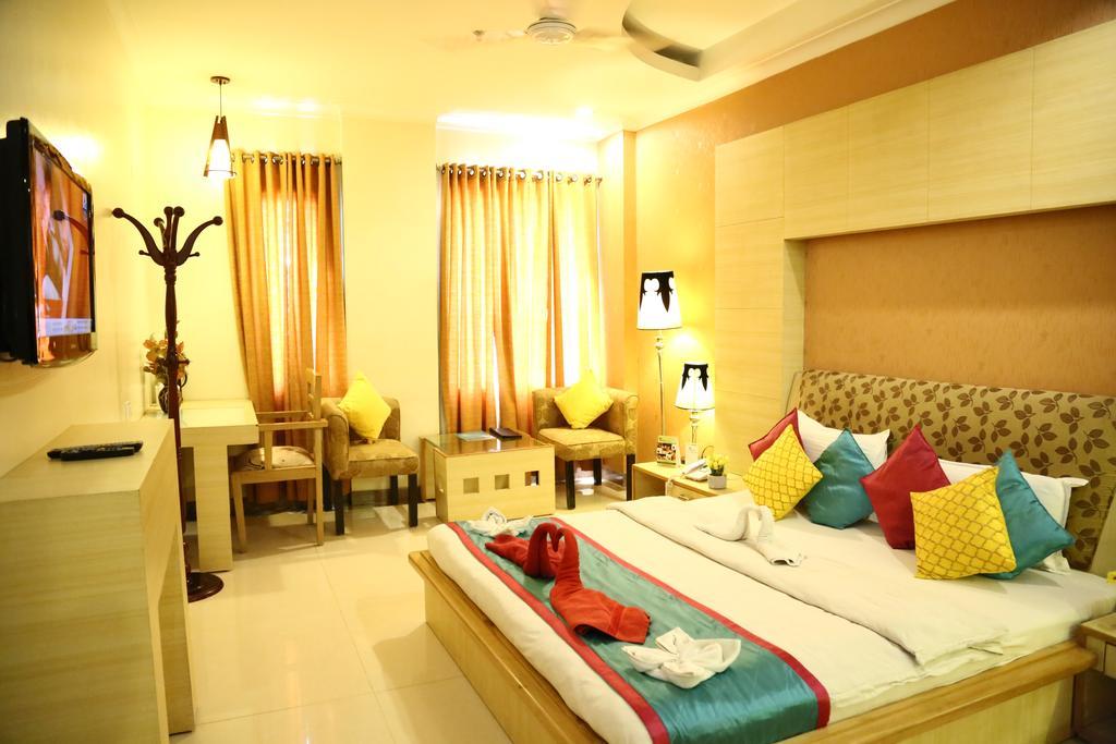 Hotel Rajshree Chandīgarh Buitenkant foto