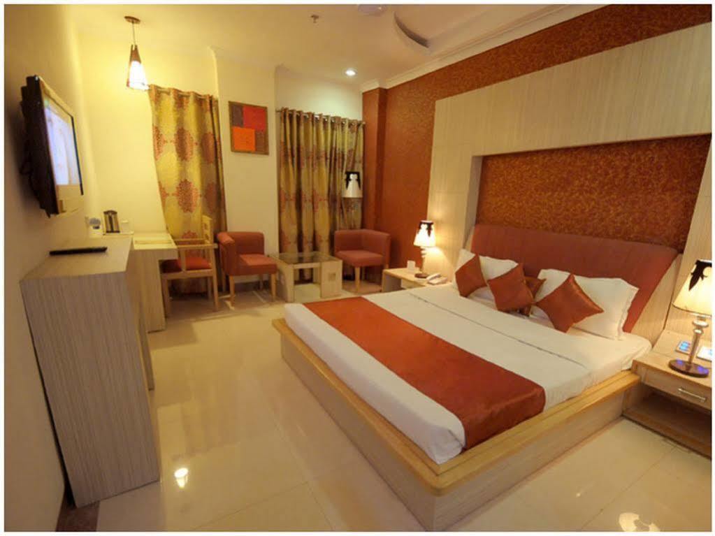 Hotel Rajshree Chandīgarh Buitenkant foto